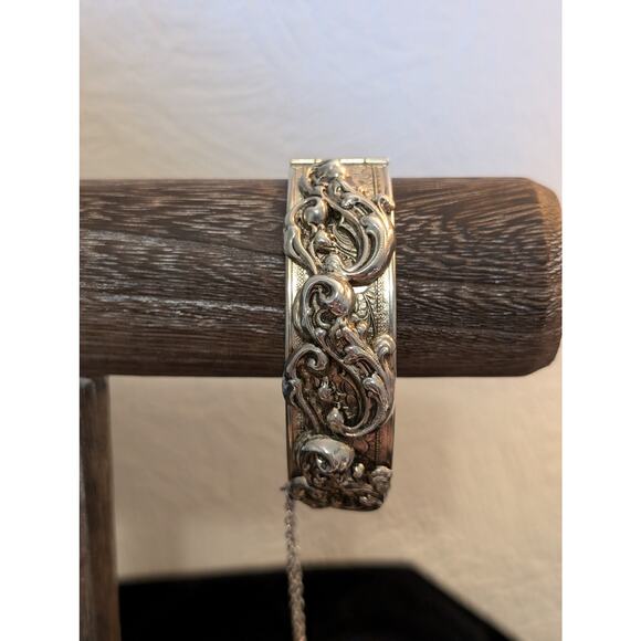 Vtg 1960s Repousse Silver Plate Floral Hinged Safety Chain Bangle Bracelet - Picture 4 of 5